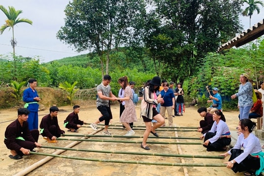 Đồng bào vùng cao Quảng Nam làm du lịch cộng đồng