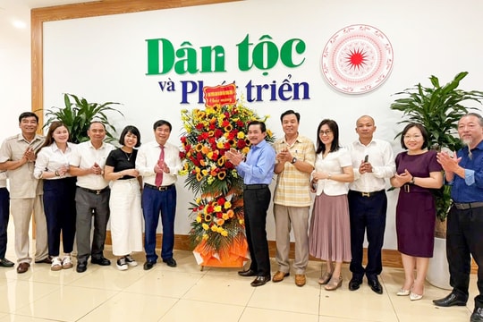 Lãnh đạo Ban Tuyên giáo và Dân vận Trung ương thăm, chúc mừng Báo Dân tộc và Phát triển