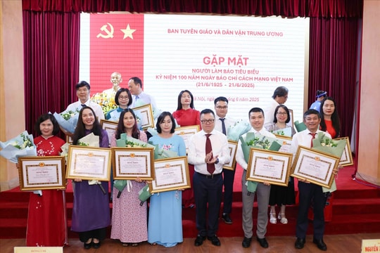 Phóng viên Báo Dân tộc và Phát triển được vinh danh Người làm báo tiểu biểu