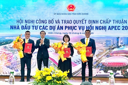 Kiên Giang công bố và trao các quyết định chấp thuận nhà đầu tư các dự án phục vụ hội nghị APEC 2027