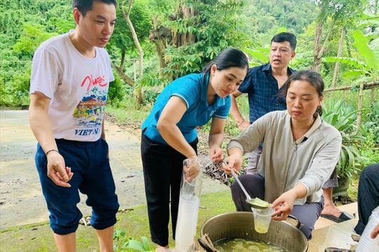 Bữa cơm ấm áp ngày lũ của đồng bào Thái bản Vẽ