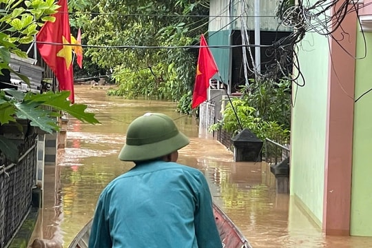 Nước lũ lên nhanh, nhiều xã ở miền Tây Nghệ An chìm trong biển nước