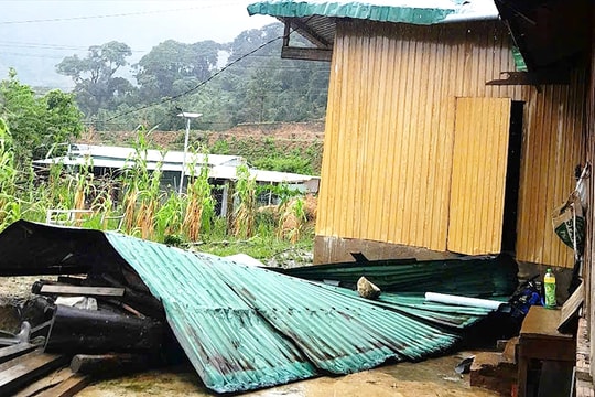 Quảng Ngãi: 22 căn nhà của đồng bào DTTS ở xã Măng Ri bị tốc mái