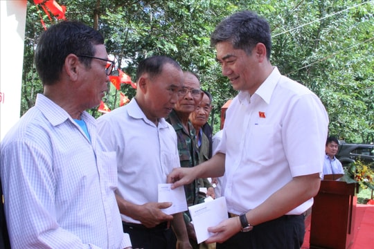 Hàng trăm phần quà tặng người nghèo và Người có uy tín nơi chiến khu cách mạng Cư Pui
