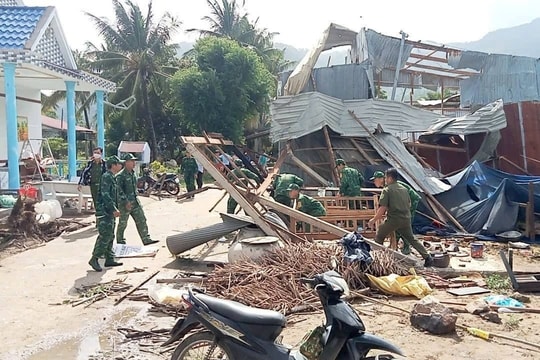 Lốc xoáy bất thường ở An Giang, nhiều hộ dân tộc Khmer bị thiệt hại