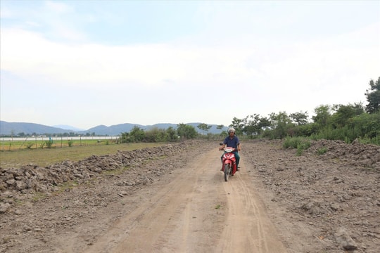 Gia đình hiến một phần đất, cả buôn có đường rộng rãi, khang trang