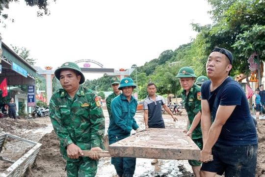 Bộ đội Biên phòng Nghệ An giúp dân khắc phục hậu quả mưa lũ