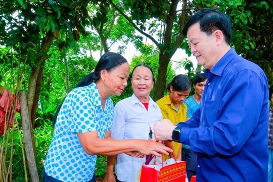 Phó Thủ tướng Chính phủ Mai Văn Chính thăm, tặng quà người dân bị ảnh hưởng bão số 3
