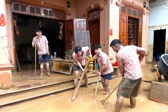 Dòng vốn nghĩa tình “xắn tay áo” cùng người dân Mường Xén sau lũ