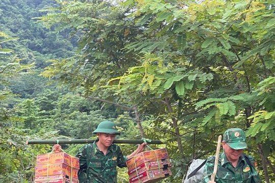 Bộ đội Biên phòng gánh lương thực vượt núi tiếp tế người dân