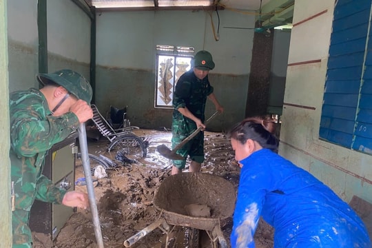 Bộ đội đến từng nhà hỗ trợ người dân vùng lũ