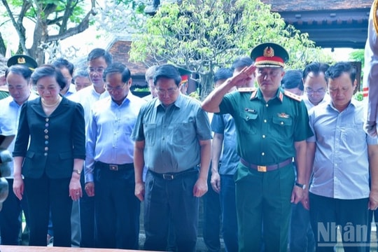 Thủ tướng Phạm Minh Chính dâng hương tại Bảo tàng Đại tướng Nguyễn Chí Thanh ở thành phố Huế