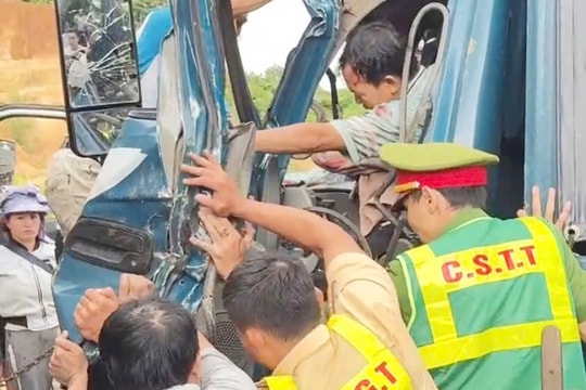 Quảng Ngãi: Hai xe tải tông nhau, tài xế kẹt trong ca bin