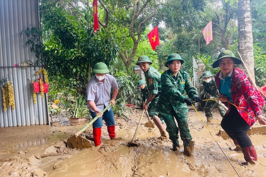 Những bước chân vội vã trong nước lũ