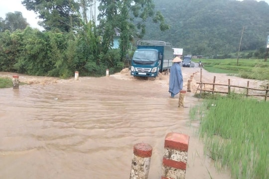 Điện Biên: Mưa lũ làm nhiều tuyến đường ở sạt lở nghiêm trọng