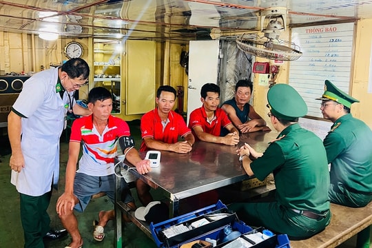 Bộ đội Biên phòng Đà Nẵng tiếp nhận 4 ngư dân gặp nạn trên biển