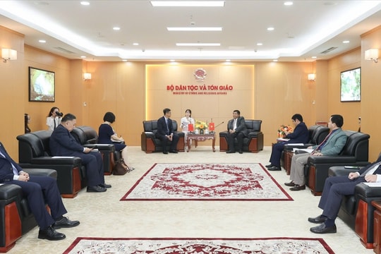 Thứ trưởng Y Thông tiếp xã giao Đoàn Ủy ban Dân tộc Nhà nước Trung Quốc