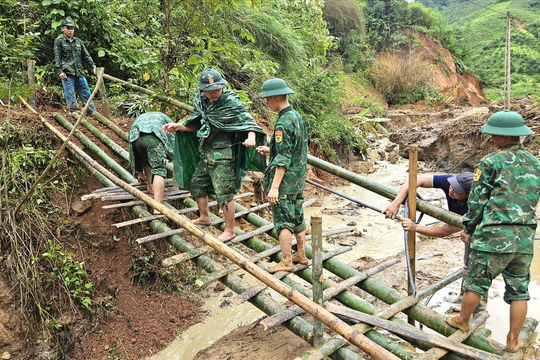 Bộ đội Biên phòng vượt mưa lũ, mở đường cứu dân ở vùng biên