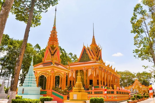 Vẻ đẹp ngôi chùa Khmer hơn 500 năm tuổi dưới bóng sao cổ thụ ở Cần Thơ