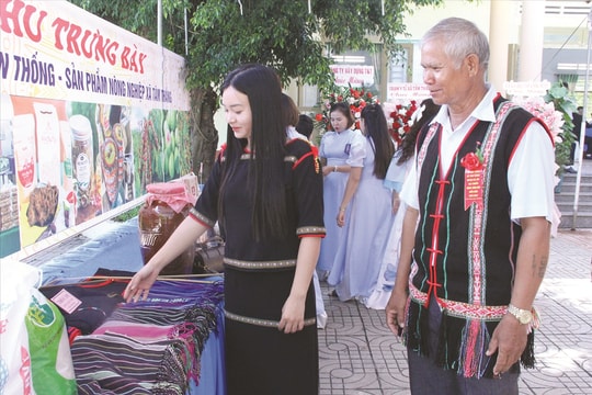 Đồng bào Ê Đê đoàn kết, phát triển buôn làng