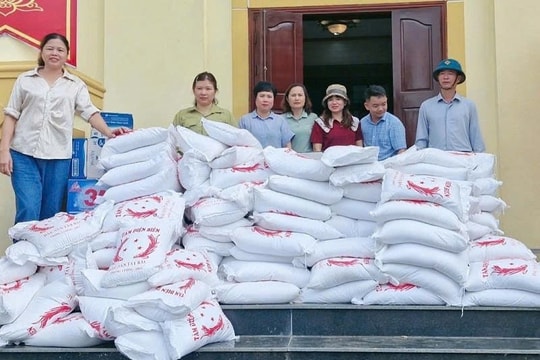Tổ chức các điểm bán hàng lưu động bình ổn giá tiếp sức cho người dân vùng lũ