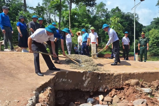 Khởi công cầu vượt lũ ngầm tràn Cà Roòng