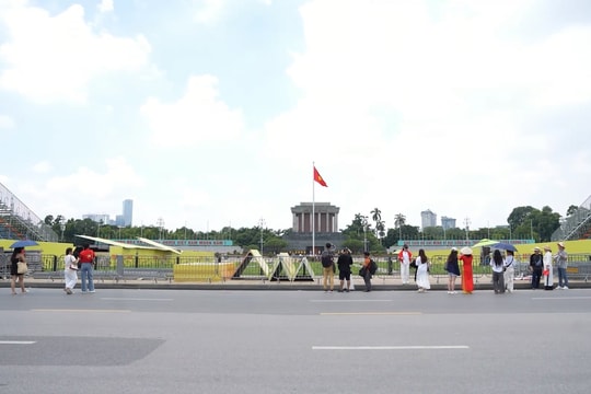 Người dân nô nức check-in tại Lăng Bác trước thềm Đại lễ