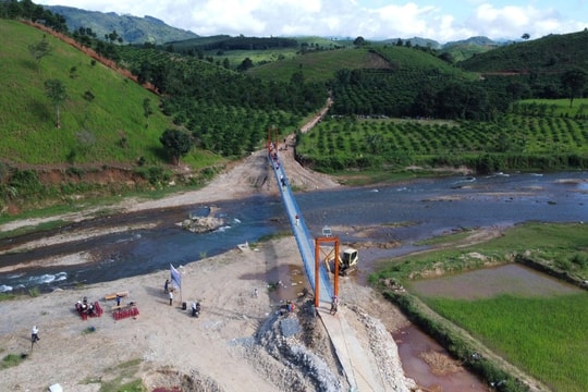 Khánh thành cầu treo dân sinh, giúp đồng bào Xơ Đăng vượt suối an toàn trong mùa mưa