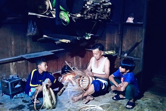 Người Cơ Tu duy nhất biết đan mâm cơm ở Công Dồn