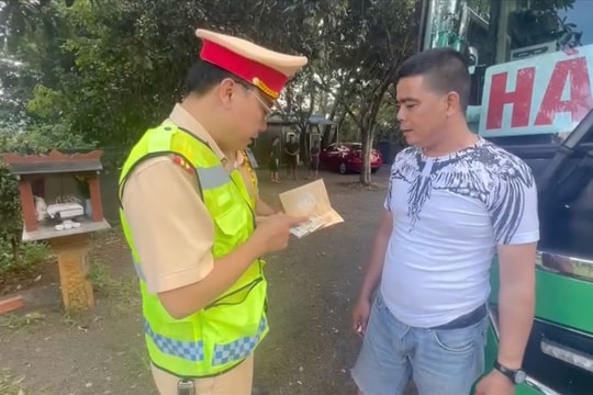 Xe khách chở quá 21 người, tài xế khai tên giả để “né” cơ quan chức năng