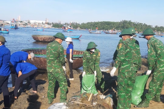 Quảng Ngãi: Thu gom rác ở bãi biển Sa Cần sau phản ánh của báo chí