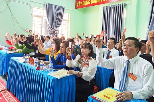 Xã biên giới “đổi” hoa mừng Đại hội thành quà cho học sinh nghèo