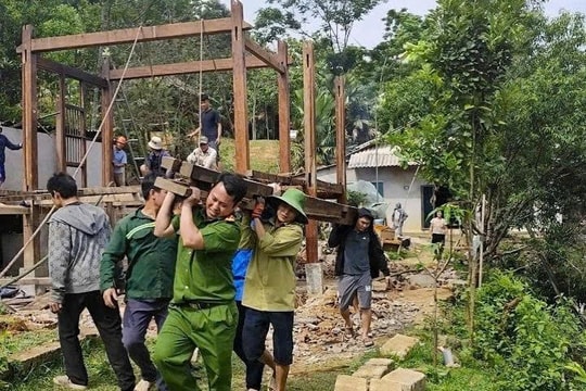 Những người con "sâu một việc, biết nhiều việc" của bản làng