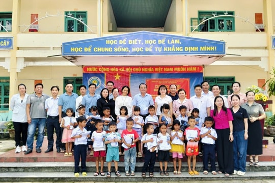 Hỗ trợ, nâng bước học sinh DTTS vùng khó khăn Trà Bồng, Cà Đam đến trường