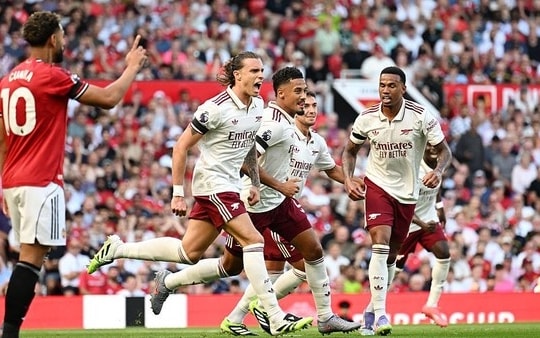Arsenal giành chiến thắng tối thiểu trước Manchester United trong ngày ra quân Ngoại hạng Anh