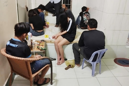 Bất ngờ kiểm tra phòng trọ, bắt quả tang 11 nam nữ đang “bay lắc”