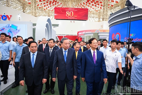 Tổng Bí thư và Thủ tướng tham quan Trung tâm Hội chợ Triển lãm Quốc gia