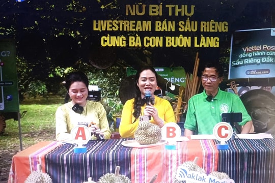 Lần đầu tiên nữ Bí thư lên sóng trực tuyến cùng bà con bán sầu riêng