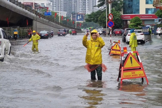 Hà Nội: Nhiều tuyến phố, khu dân cư ngập sâu, ô tô 'ngâm mình' trong nước