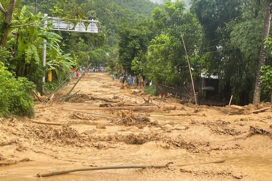 Thanh Hóa: Sơn Điện quay cuồng trong mưa lũ, nhiều bản bị cô lập