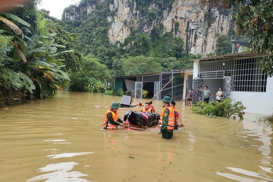 Mưa lũ cô lập hàng nghìn hộ dân ở Thanh Hóa
