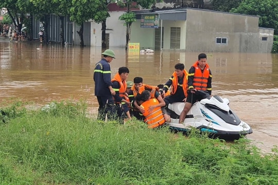 Cảnh sát dùng mô tô nước giải cứu người đàn ông bị lũ cuốn trôi