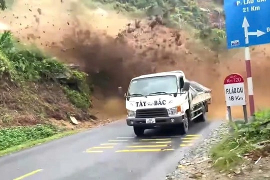 "Thần kỳ" một chiếc ô tô thoát khỏi vụ sạt lở ở cung đường lên Sa Pa
