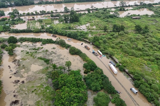 Hà Nội: Mưa lớn gây ngập lụt nghiêm trọng, nhiều tuyến đường ở Tây Mỗ và Đại lộ Thăng Long tê liệt