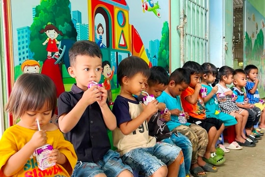 Khánh Hòa tiếp tục hỗ trợ sữa học đường cho trẻ em miền núi