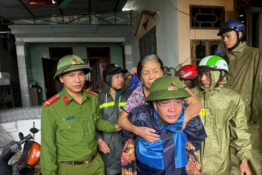 Chiến sĩ công an Thanh Hóa dầm mình trong mưa gió bão số 5 "vì dân phục vụ"