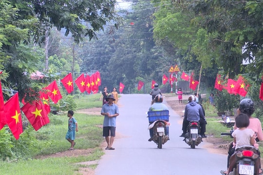 Cờ Tổ quốc tung bay khắp các thôn, làng vùng đồng bào DTTS tỉnh Quảng Ngãi