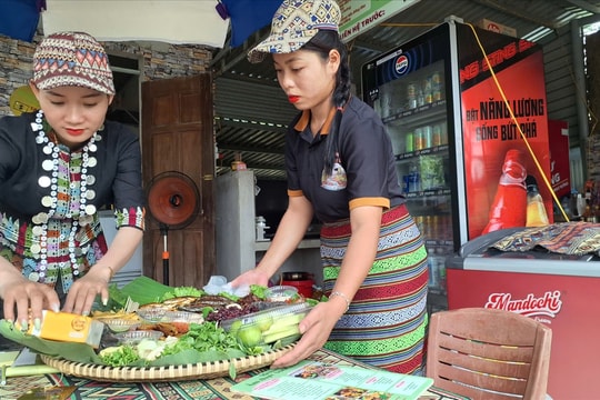 Một ngày ở bản Còi Đá