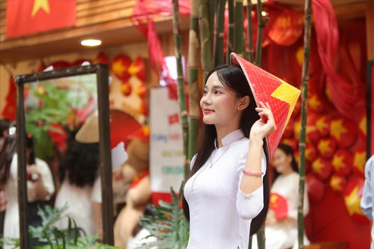 Cần Thơ rực rỡ sắc cờ dịp Quốc Khánh, người trẻ háo hức lan tỏa tình yêu Tổ quốc