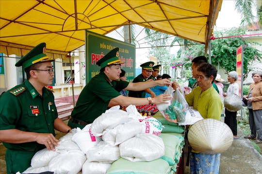 Cần Thơ: Phiên chợ đặc biệt gắn kết quân dân khu vực biên giới biển dịp Quốc khánh